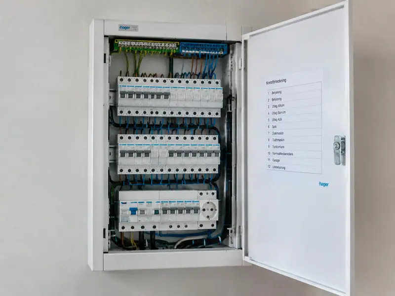 Elektriker, Västsvenska Port & Entré Aktiebolag